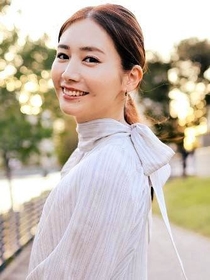 駿一の母・貴代子を演じる篠原真衣さん（提供）