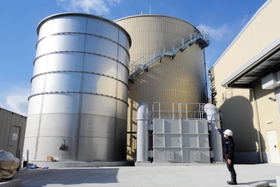 バイオガス発電のプラント。原料を貯蔵する調整槽（左）と、ガスを発生させるメタン発酵槽＝西宮市鳴尾浜２