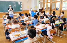 配膳された給食を前に「いただきます」と手を合わせる児童＝昨年４月、西宮市内（市教育委員会提供）