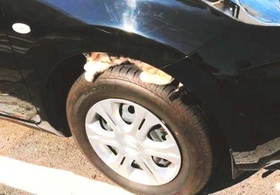 タイヤの上で寝るネコ。ここからエンジンルームへ向かうケースが多い（日産自動車提供）