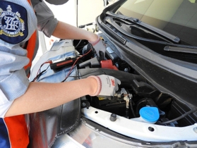 ボンネットを開けて確認するＪＡＦの職員（日産自動車提供）