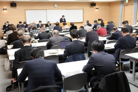 市長選、市議選への立候補を予定している各陣営が参加した立候補予定者説明会＝芦屋市精道町、市消防庁舎