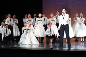 文化祭に向けて通し稽古に取り組む宝塚音楽学校の生徒ら＝宝塚市栄町１、宝塚バウホール