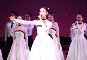 文化祭に向けて通し稽古に取り組む宝塚音楽学校の生徒ら＝宝塚市栄町１、宝塚バウホール