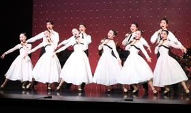 文化祭に向けて通し稽古に取り組む宝塚音楽学校の生徒ら＝宝塚市栄町１、宝塚バウホール