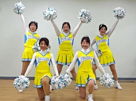 公式ユニホームを着てポーズを決める「尼崎オトン・オカンチアリーダーズ」＝尼崎市塚口本町４（グンゼスポーツつかしん提供）