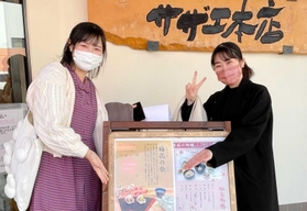 梅スイーツを担当した福島萌香さん（左）と伊郷花怜さん＝西宮市上大市４（神戸女学院大提供）