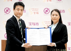 包括連携協定を結んだ北村正揮代表取締役（左）と山崎晴恵市長＝宝塚市小浜１