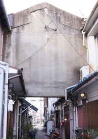 尼崎浜田市場の防火壁＝尼崎市浜田町５