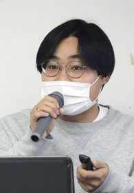 「カミングコウベ」の趣旨や阪神・淡路大震災について語る上田佑吏さん＝甲南高校