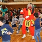 鬼が子どもたちを追いかける。怖くて涙ぐむ児童も＝２０１４年２月、尼崎北小学校（富松神社提供）