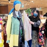 超個性的な服をどう組み合わせる？　ヤバ着コーデに挑戦する来店者ら＝阪神梅田本店