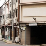 尼崎市が土地建物の取得を表明し、ひっそりと静まり返った旧かんなみ新地＝２０２２年５月、尼崎市神田南通３