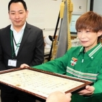 豊増里三さん（右）＝尼崎東署