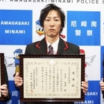 （左から）大西有香さん、宮井正貴さん、田中彩也香さん＝尼崎南署