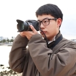 散歩中に撮影する田端良守さん＝西宮市大浜町