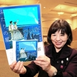 わたせせいぞうさんのイラストをジャケットに使ったＣＤ「ふたりの星」を手にする田中準子さん＝神戸市内