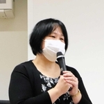 「たくさんの意見を聞いても決めるのは自分。修正は何度でも利く。生きて、人生を大切に」と語る森松明希子さん＝芦屋市三条町、山手中学校