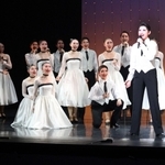 文化祭に向けて通し稽古に取り組む宝塚音楽学校の生徒ら＝宝塚市栄町１、宝塚バウホール