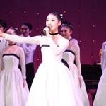 文化祭に向けて通し稽古に取り組む宝塚音楽学校の生徒ら＝宝塚市栄町１、宝塚バウホール