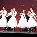 文化祭に向けて通し稽古に取り組む宝塚音楽学校の生徒ら＝宝塚市栄町１、宝塚バウホール