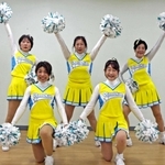 兵庫県尼崎市のスポーツクラブ「グンゼスポーツつかしん」で活動する社会人チアチーム「尼崎オトン・オカンチアリーダーズ」が公式ユニホームを公開した。黄色い生地に青の線が入ったデザインで、衣装からも元気が伝わってくる。