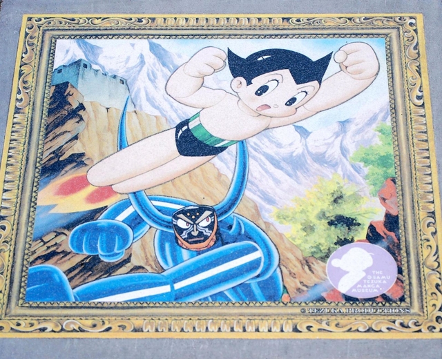 宝塚市が再設置した「鉄腕アトム」のパネル＝宝塚大橋