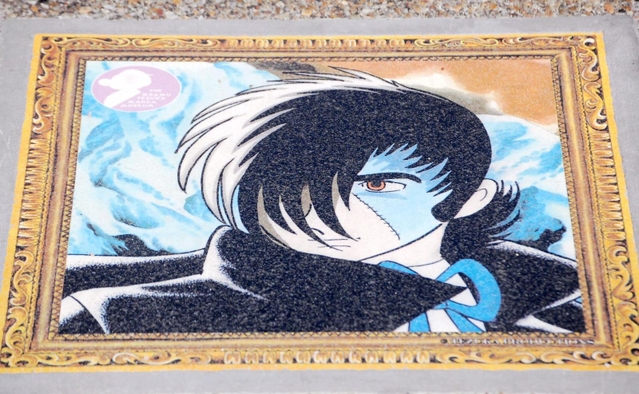 宝塚市が再設置した「ブラック・ジャック」のパネル＝宝塚大橋