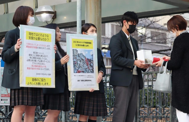 トルコ・シリア大地震の被災地支援で募金する県立国際高校の生徒たち＝芦屋市船戸町