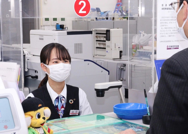 特殊詐欺被害を直前で防いだ尼崎信用金庫上ケ原支店の山口真由さん＝西宮市上ケ原八番町