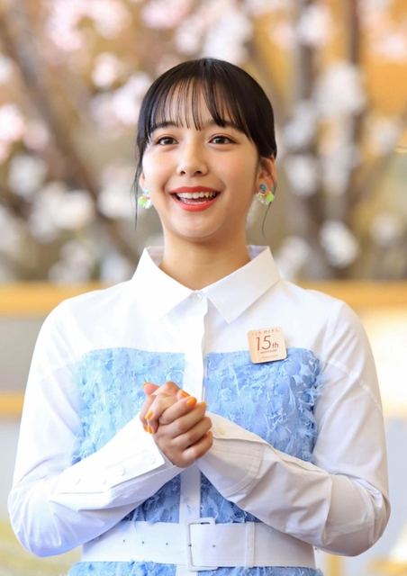 阪急西宮ガーデンズ１５周年記念プロジェクトの記者発表会で取材に応じる山之内すずさん＝１５日午前、西宮市高松町