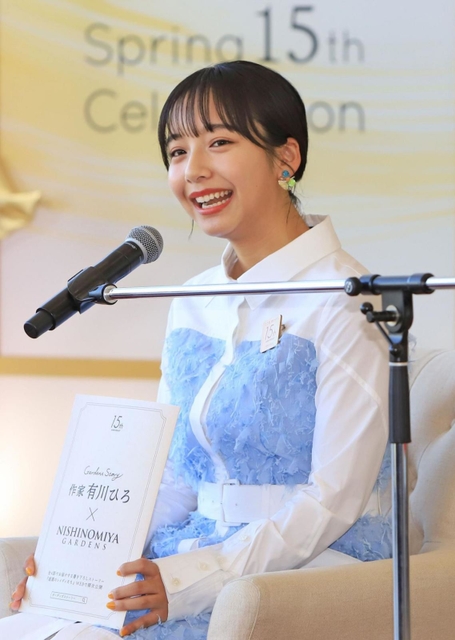 阪急西宮ガーデンズ１５周年で有川ひろさんが書いたオリジナル短編小説を朗読し、はにかむ山之内すずさん＝１５日午前、西宮市高松町