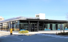 患者サポートセンターが開設された県立尼崎総合医療センター北館＝尼崎市東難波町２