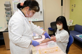 「女性アスリートの三主徴」の実態調査の一環で血液検査を受ける学生＝西宮市池開町