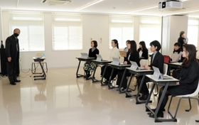 「ビジネスパーソンのためのＤＸ基礎講座」のプレ講座の様子＝西宮市北昭和町