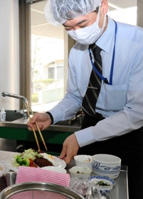 「男性子育て支援講座」のプレ講座でロコモコを作る参加者＝西宮市北昭和町