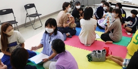 子どもへの性教育について意見を交換する参加者ら＝２０２２年９月、尼崎市長洲中通１