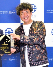 昨年１２月に川西市民文化賞を贈られた鍵井靖章さん（川西市提供）