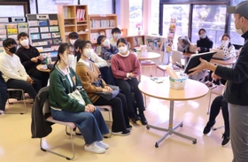 立候補予定者に尋ねたいことを話し合う「あしや部」のメンバーたち＝芦屋市公光町