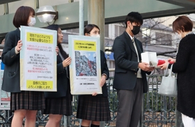 トルコ・シリア大地震の被災地支援で募金する県立国際高校の生徒たち＝芦屋市船戸町