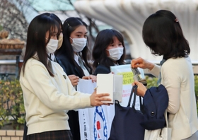 トルコ・シリア大地震の被災地支援で募金する県立国際高校の生徒たち＝芦屋市船戸町