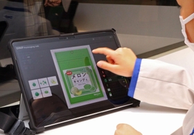 タブレットを操作して、フルーツキャンディのパッケージをデザインする体験＝西宮市甲子園八番町、キッザニア甲子園