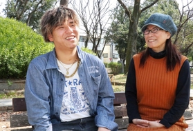 「取得単位はぎりぎりだった」と学生生活を振り返る川口大介さん（左）と母智代美さん＝尼崎市内