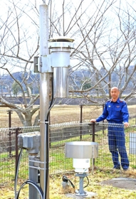 三田市消防本部の敷地内に設置されている三田地域気象観測所。左が温度計、右下は雨量計＝三田市下深田