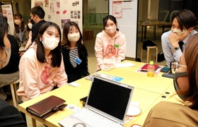 Ｚ世代の価値観などの調査結果を紹介した武庫川女子大学の学生＝西宮市池開町