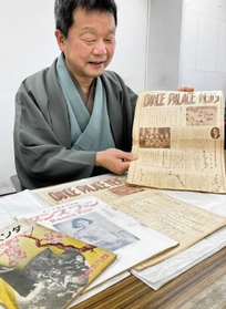尼崎で発行されていたダンス専門誌を解説する永井良和教授＝尼崎市役所