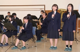 軽快に「ルールをまもろう！じてんしゃくん」を演奏する伊丹北高校吹奏楽部員＝伊丹市鴻池７