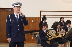 低音を響かせる伊丹署の松田友也交通課長＝伊丹市鴻池７