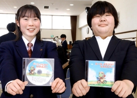 ＣＤジャケットを描いた大阪芸術大学短期大学部の浜崎真帆さん（右）と伊丹北高校吹奏楽部の浜岡真友子部長＝伊丹市鴻池７