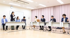 芦屋市長選の立候補予定者４人（右）に質問をぶつける「あしや部」の若者たち＝芦屋市公光町（撮影・吉田敦史）